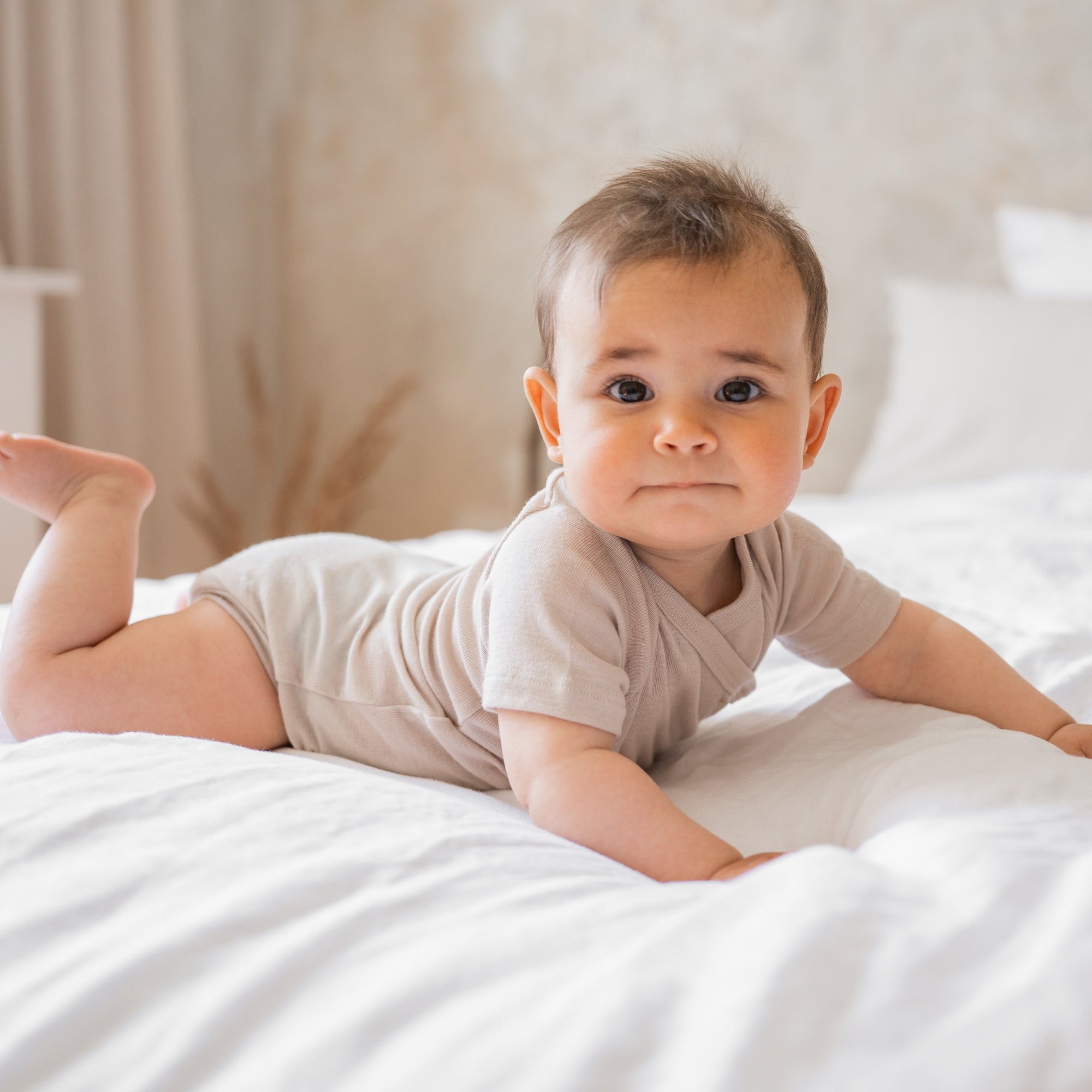 Wol-zijde Wikkelromper met korte mouwen | Essential Beige