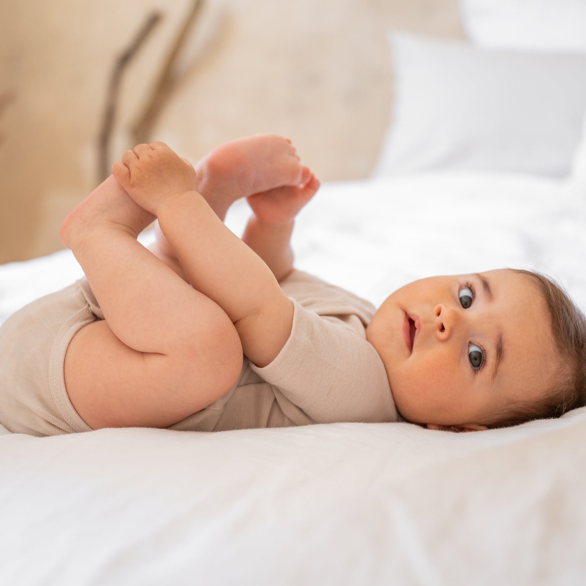 Wol-zijde Wikkelromper met korte mouwen | Essential Beige