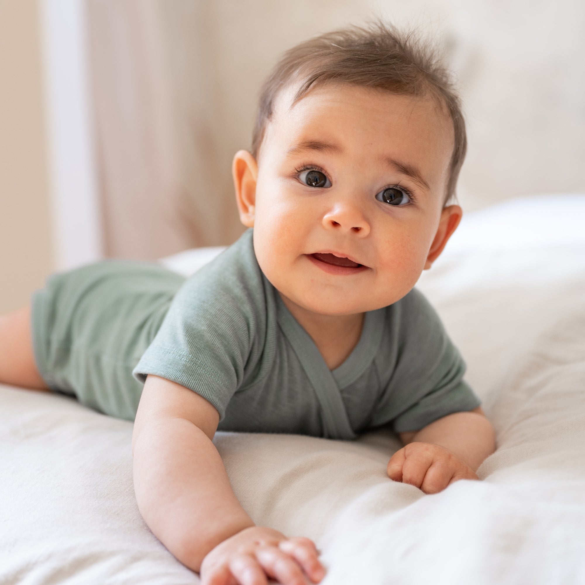 Wol-zijde Wikkelromper met korte mouwen | Essential Mint