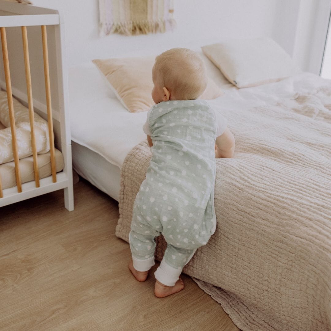 Mousseline slaapzak met voetjes 0.5 TOG | Stippen Mint